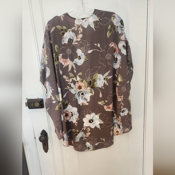 New with tags,sheer,floral cardigan from Eclipse - Picture 2 of 3